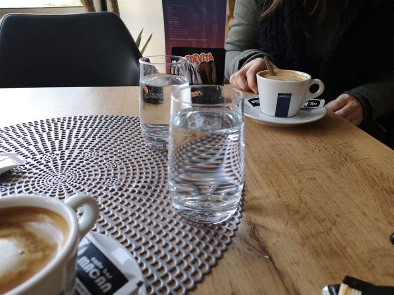 voda u kafiću.jpg