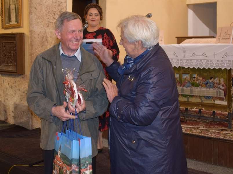 Predsjednica Skupštine KZŽ-e Vlasta Hubicki uručuje nagradu Vinku Hasneku