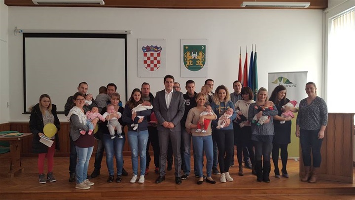 Gradonačelnik Pregrade Marko Vešligaj s mališanima i njihovim roditeljima