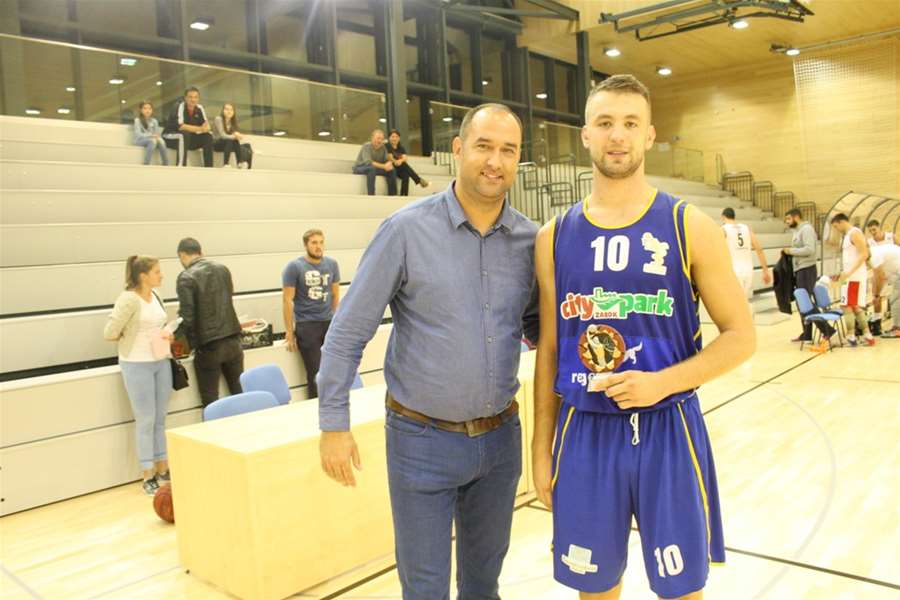 SPORT KK ZABOK POBJEDNIK KATRANOVOG MEMORIJALA Antonio Črnjević primio je nagradu za najboljeg igrača iz ruku Ozrena Hanžeka.jpg
