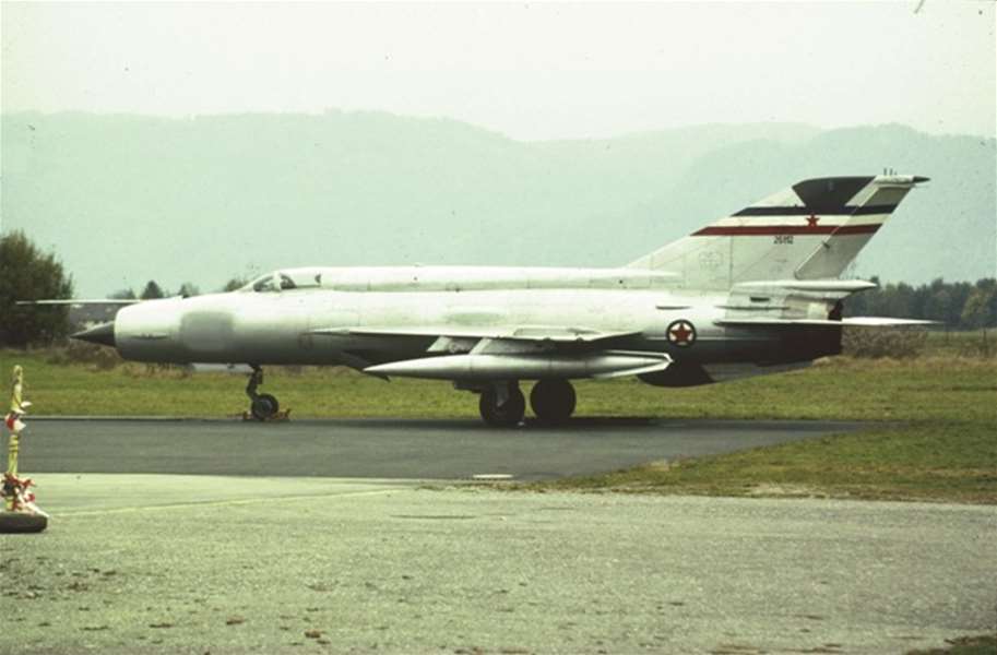 MiG-21R (26112) nakon slijetanje na stajanci klagenfurtskog aerodroma 25. 10. 1991.