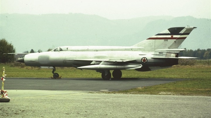 MiG-21R (26112) nakon slijetanje na stajanci klagenfurtskog aerodroma 25. 10. 1991.