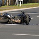 Mladi motociklist teško stradao: od udarca u stup pukla kaciga na glavi