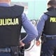 Otac i sin policajca srušili na pod i otrgnuli mu natpis ‘policija’ s jakne