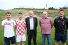 Načelnik Zvonko Jutriša i predsjednik NK Straža Hum na Sutli Damir Špiljak s nogometašima