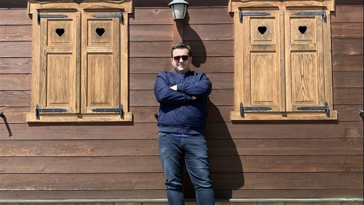 Mario Kvež fotka ispred zagorske hiže.jpg