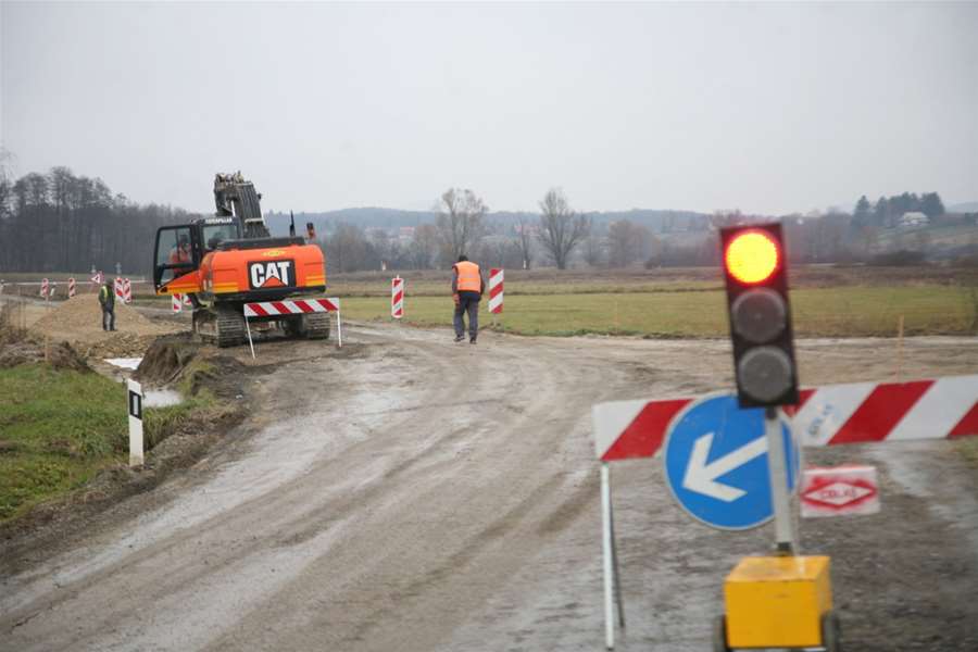 Radovi na dionici državne ceste u Turnišću, promet reguliraju semafori
