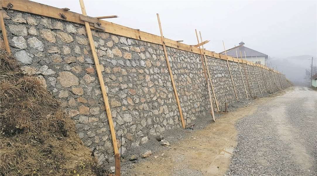 Izgrađen je potporni zid ispod mrtvačnice kod groblja u Loboru