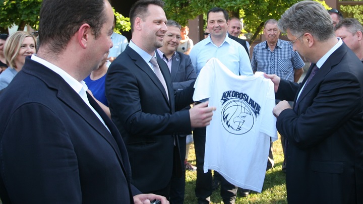 Plenković je dao podršku HDZ-ovom kandidatu za gradonačelnika Oroslavja Emilu Gredičaku za drugi krug izbora