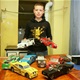 Četrnaestogodišnji Ivan od reciklažnih materijala izrađuje autiće