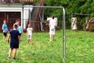 djeca igraju nogomet na potinama.JPG