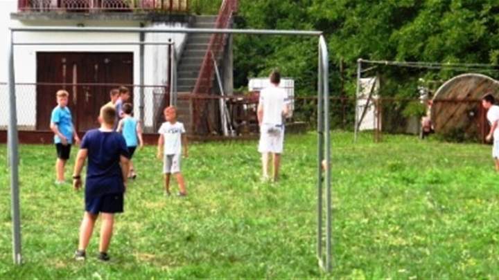 djeca igraju nogomet na potinama.JPG