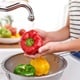 Možemo li pranjem vodom prije obrade skinuti pesticide s povrća i voća?