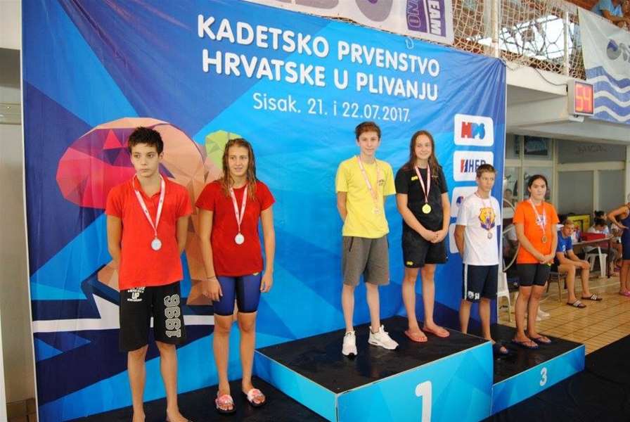 SPORT 24.7._PLIVANJE Vili Sivec sa zlatnom medaljom.jpg