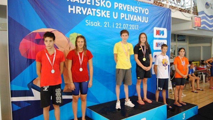 SPORT 24.7._PLIVANJE Vili Sivec sa zlatnom medaljom.jpg