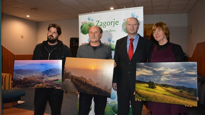Prošlogodišnji pobjednici foto natječaja 'Bajka na dlanu' sa županom Željkom Kolarom