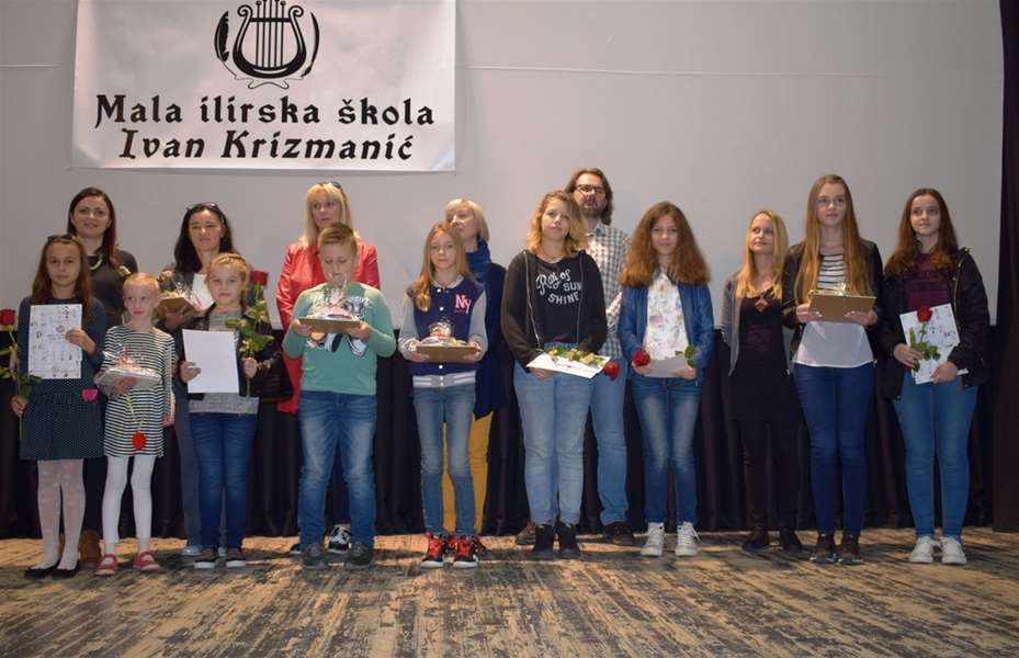Održana prva Mala Ilirska škola Ivan Krizmanić Nagrađeni i pohvaljeni autori s mentorima likovni natječaj.JPG