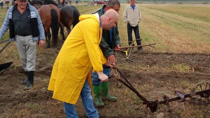 Natjecanje je zaoravanjem prve brazde otvorio ministar poljoprivrede Tomislav Tolušić