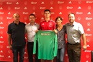 SPORT 18.7._KOTARSKI Dominik s roditeljima i čelnicima Ajaxa nakon potpisa ugovora.jpg