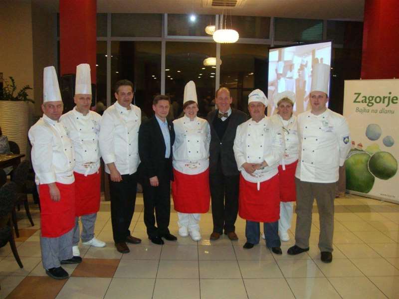 FOTO-kuhari KZŽ s predsjednikom Svjetske federacije KUHARA.jpg