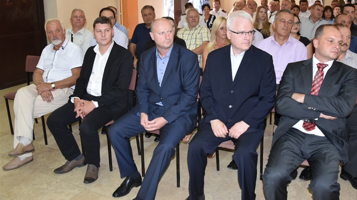 Sjednici je nazočio i bivši predsjednik Josipović