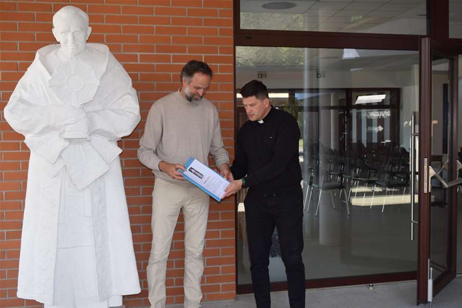 Akademski kipar Tomislav Kršnjavi darovao Svetištu MBB-e kip kardinala Franje Kuharića3.JPG