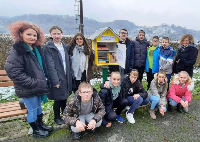 desinić kućica za knjige (1).jpg