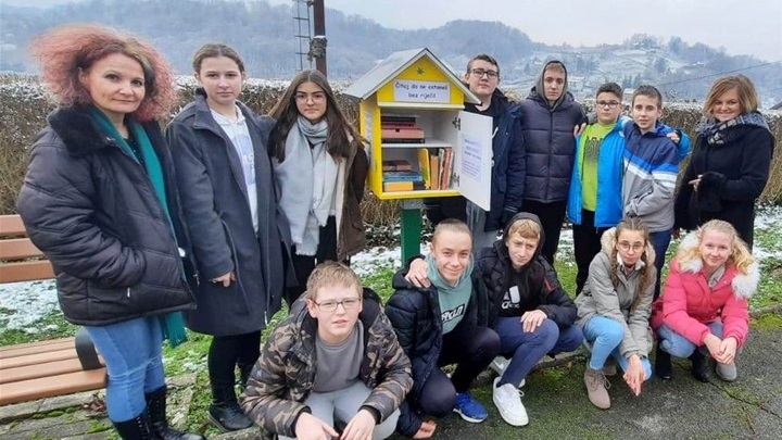 desinić kućica za knjige (1).jpg