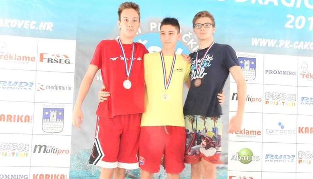 Vili Sivec (u sredini)