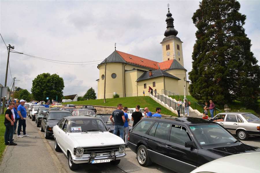 oldtimeri pod gupčevom lipom (3).JPG