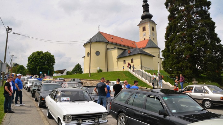 oldtimeri pod gupčevom lipom (3).JPG