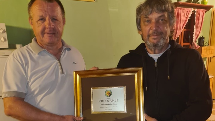SPORT 29.9._OLIMP 25 GODINA Branko Piljek uručuje priznanje Ivici Androiću.jpg
