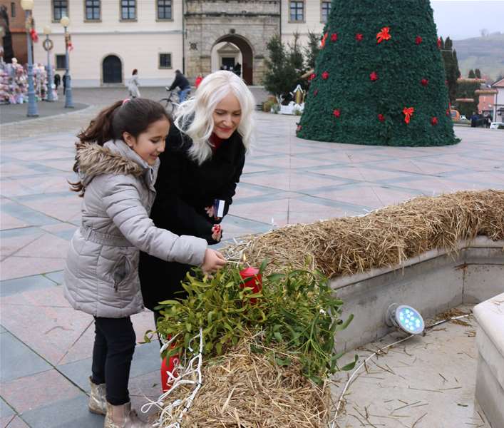 Upaljena i 3. svijeća na adventskom vijencu na središnjem bistričkom trgu 1.JPG