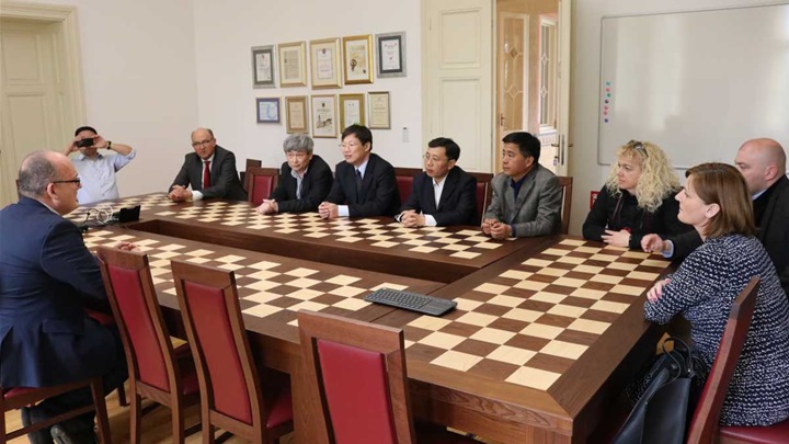 kinezi u zaboku smanjeno 13.jpg