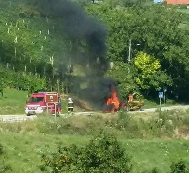 foto: Požar traktora u Vinipotoku (Policija zaustavlja KZŽ)