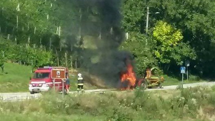 foto: Požar traktora u Vinipotoku (Policija zaustavlja KZŽ)