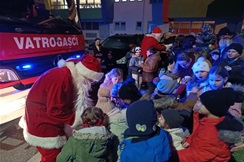 [FOTOGALERIJA] Božićni koncert KUD-a Đurmanec oduševio posjetitelje, djeca uživala u druženju s čak dva Djeda Božićnjaka!