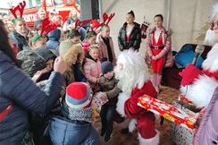 Djed Božićnjak s pomoćnicima podijelio poklone malim Zlatarbistričanima