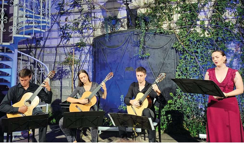 Josipa Gvozdanic i Escualo Guitar Trio.jpg
