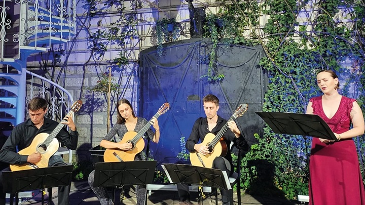 Josipa Gvozdanic i Escualo Guitar Trio.jpg
