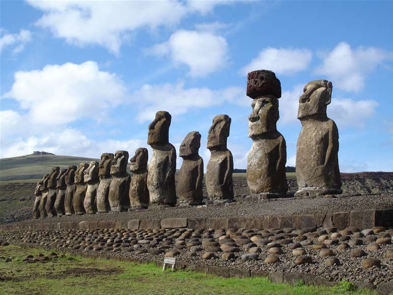 Easter_Island_Ahu_(2006).jpg