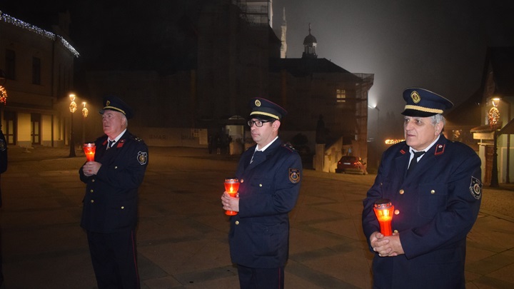 I u Mariji Bistrici upaljeni lampioni za Vukovar08.JPG