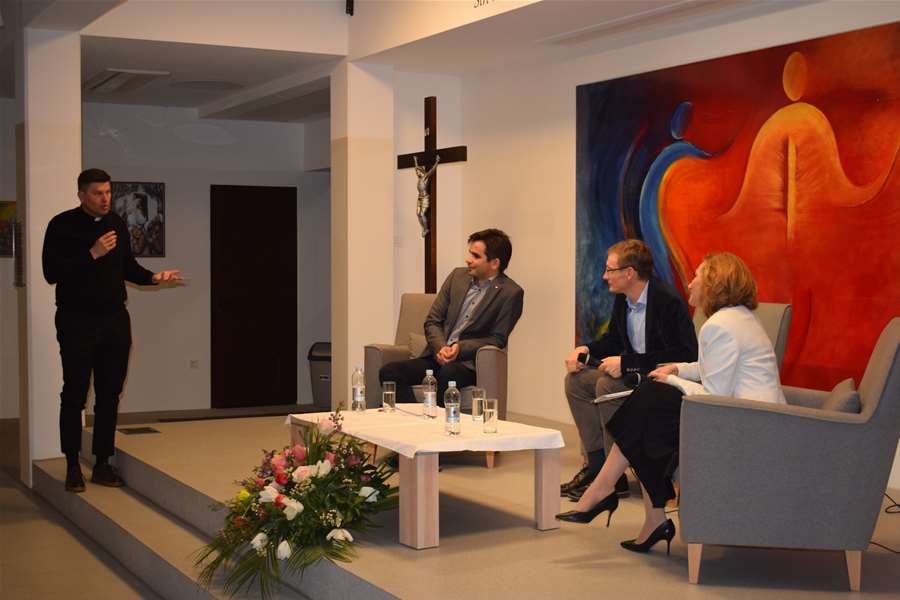 Korizmene tribine u Mariji Bistrici.JPG