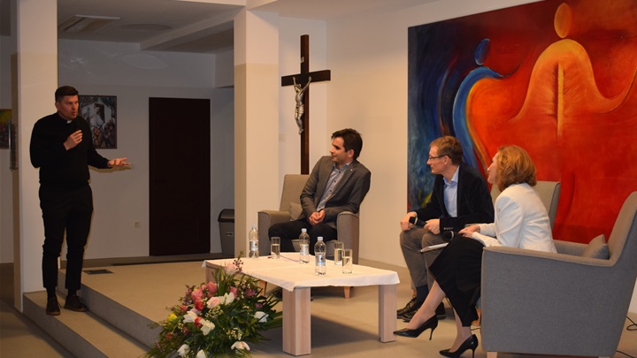 Korizmene tribine u Mariji Bistrici.JPG