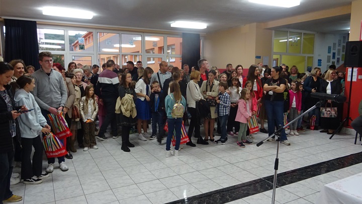 Izložba Čovjek čovjeku uvijek privlači veliku pozornost.JPG