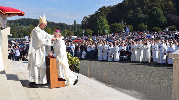 S neba puštene latice od 10 000 ruža 03.JPG