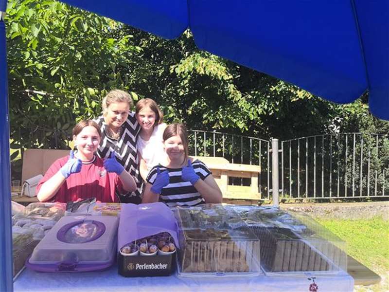 Cure s kolačima.jpg