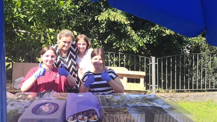 Cure s kolačima.jpg