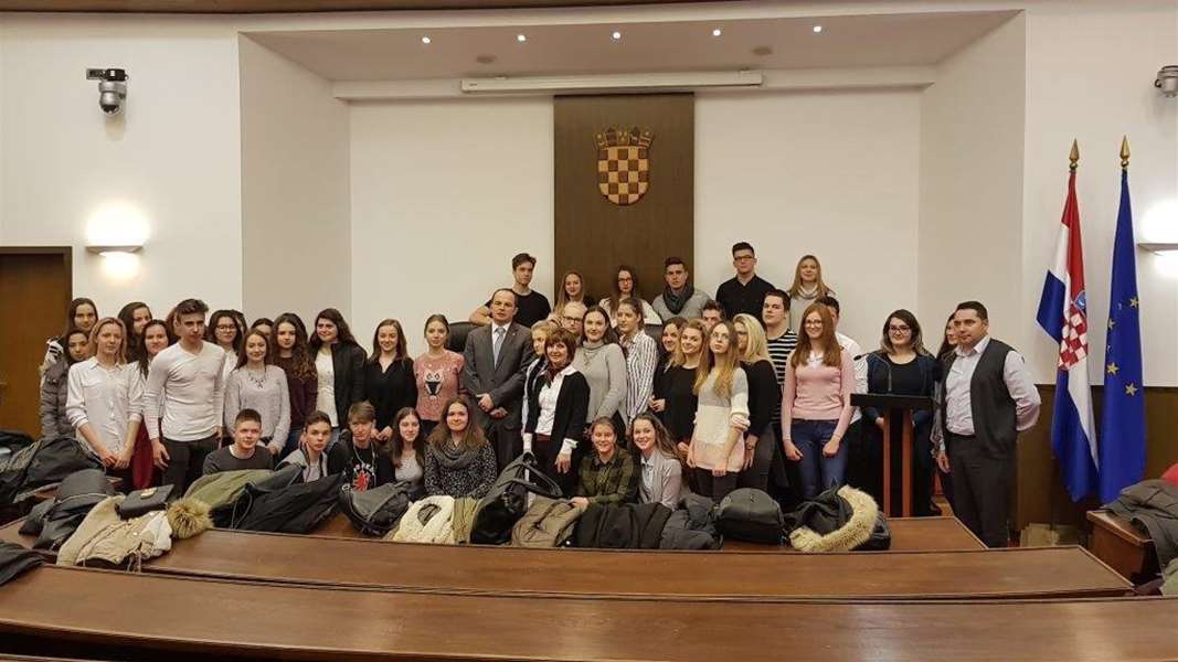 srednjoškolci u saboru 3.jpg