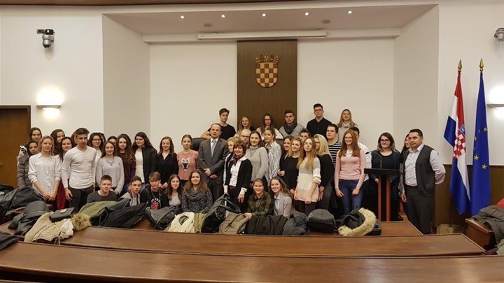 srednjoškolci u saboru 3.jpg